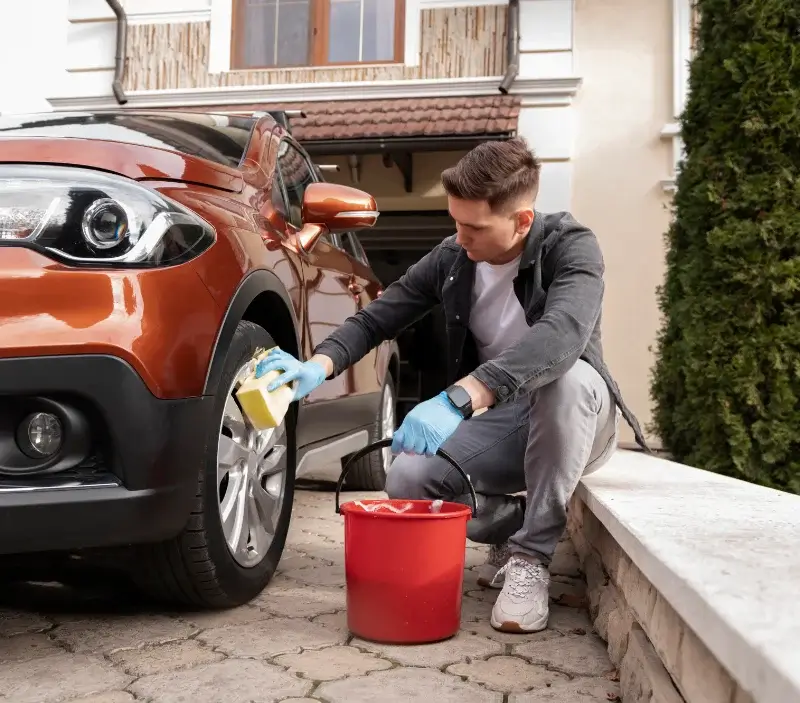 Lavage auto à domicile La Salvetat-sur-Agout : professionnel intervenant sur un véhicule